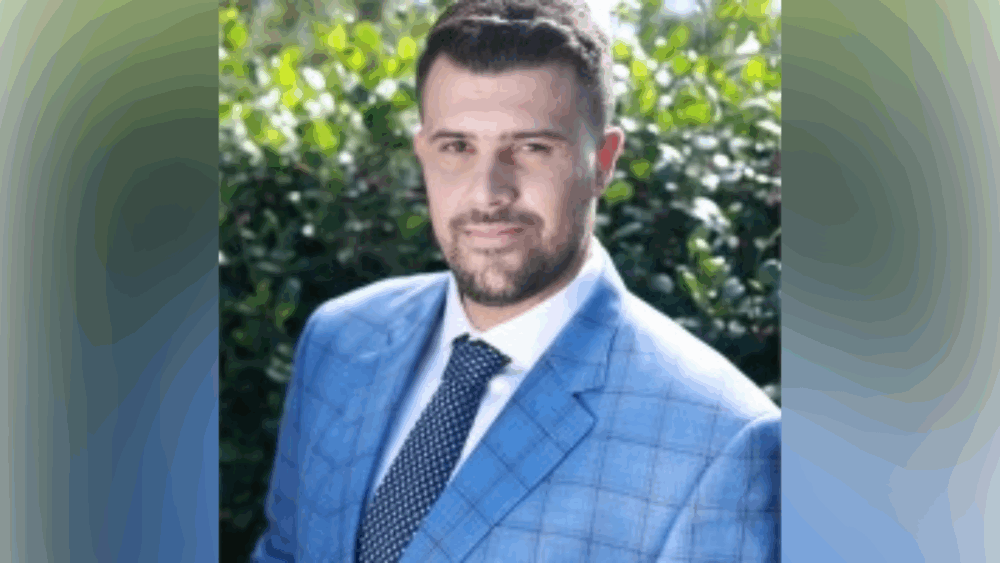 Pedro Tonnie, director ejecutivo y director de inversiones de Wealth Warden Partners, posa al aire libre con un traje azul que representa la gestión de la empresa detrás de su expansión en Tampa.